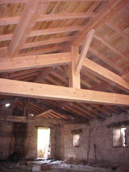 Charpente restaurée après une tempête à Cherves (79)